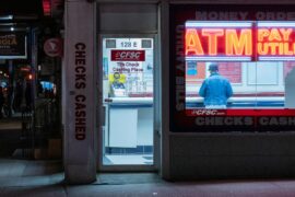 can a tourist open a bank account in us
