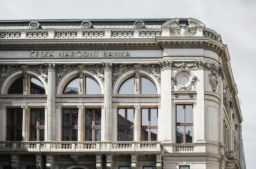 How High-Net-Worth Individuals Choose the Right Private Bank How High-Net-Worth Individuals Choose the Right Private Bank - Verified by FangWallet