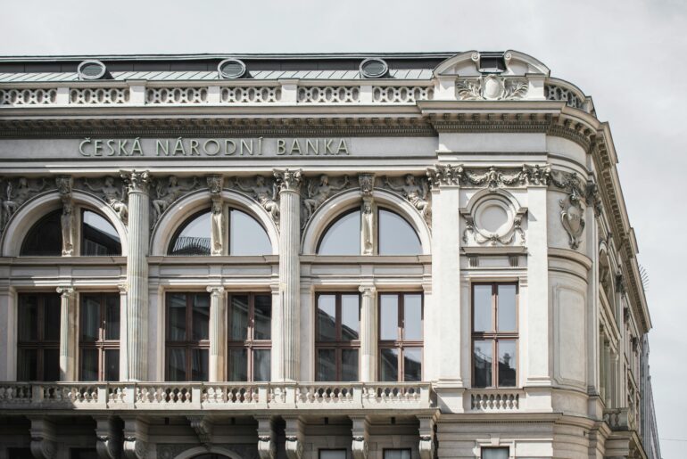 How High-Net-Worth Individuals Choose the Right Private Bank How High-Net-Worth Individuals Choose the Right Private Bank - Verified by FangWallet